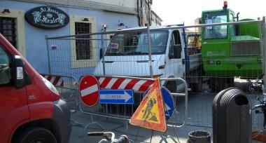 Il cantiere davanti al ristorante Al Fosso Reale 