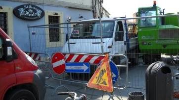 Il cantiere davanti al ristorante “Al Fosso Reale”