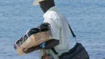 <b>LITORALE</b> Un venditore sulla spiaggia