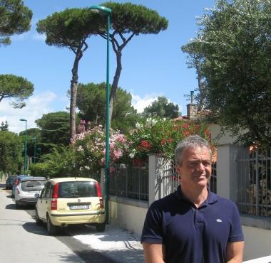 Lassessore Serfogli davanti a un nuovo lampione 