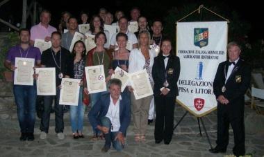 Foto di gruppo dei sommelier che hanno ricevuto il diploma da parte della Fisar pisana   
