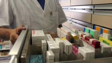 Confezioni di medicinali in una farmacia 