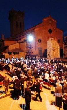 Piazza del Duomo location della 65ª edizione Festa del Teatro gremita di gente