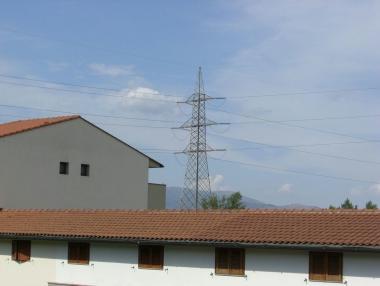 Uno dei tralicci dellalta tensione di Poggio a Caiano 