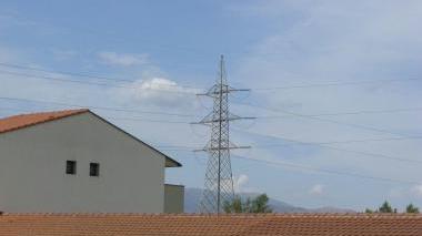 Uno dei tralicci dell’alta tensione di Poggio a Caiano