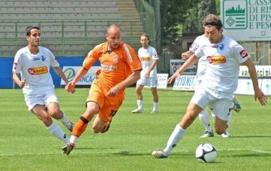 Al centro Cortese con la maglia arancione a destra Alteri 