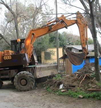 <strong>DEMOLIZIONI.</strong> Anche il Comune di Orbetello va avanti. Bloccate le ruspe solo per fare i conti delle spese