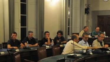 Una riunione del consiglio comunale a palazzo Santini