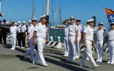 Due momenti dellimbarco degli allievi della Seconda Classe dellAccademia Navale a bordo delle barche daltura della Marina Militare 