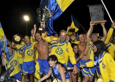 Il trionfo nel Palio del rione Pieve e una piccola cheerleader  