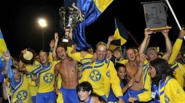 Il trionfo nel Palio del rione Pieve e una piccola cheerleader