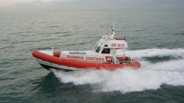 La motovedetta che ieri mattina ha salvato il ragazzino di 13 anni scivolato in mare dalla scogliera a Punta Righini