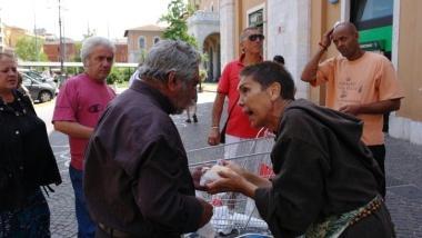 Il carrello &egrave; vuoto, ma Rita ha avuto in dono un panino per Selm 