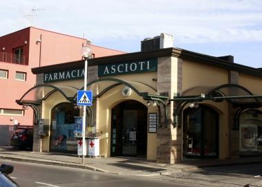 La farmacia Ascioti di via Ugo Foscolo dove &egrave; stato scoperto il furto 