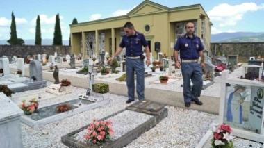 Gli agenti indicano le lapidi divelte dai vandali
