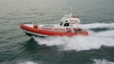 Rischia di annegare a 13 anni salvato dalla guardia costiera