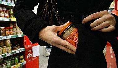 Usava il figlio di 13 anni per rubare al supermarket