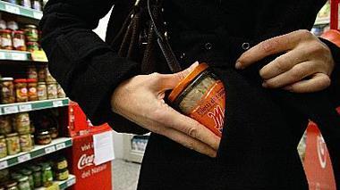 Usava il figlio di 13 anni per rubare al supermarket