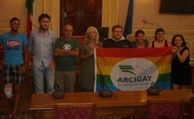 Arcigay mostra la bandiera dellassociazione in Comune 