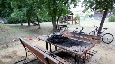 Il tavolo incendiato nei giardini di Sovigliana