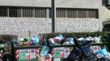 Rifiuti per strada a Castelnuovo