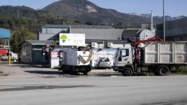 <b>RIFIUTI.</b> Camion all’ingresso dell’impianto Cermec