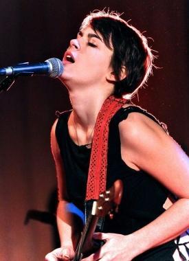La cantante e chitarrista Kaki King durante un concerto