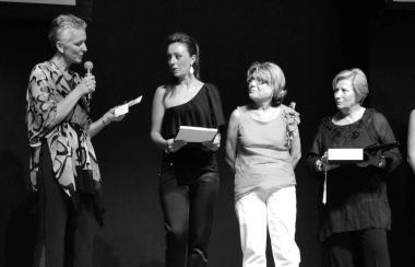 Daria Catani (terza da sinistra) durante la premiazione 