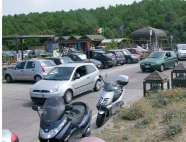 Il parcheggio di un bagno a Marina di Vecchiano