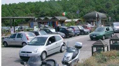 Il parcheggio di un bagno a Marina di Vecchiano