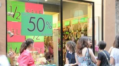 Le vetrine dei negozi di questi giorni con i saldi estivi