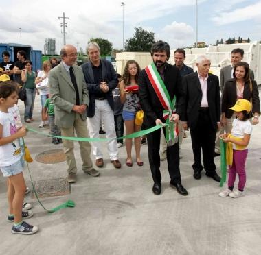 Parrini taglia il nastro del nuovo centro di raccolta    