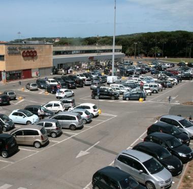 Ore 12 di ieri: il parcheggio della Coop &egrave; praticamente esaurito e non solo dai clienti del negozio 