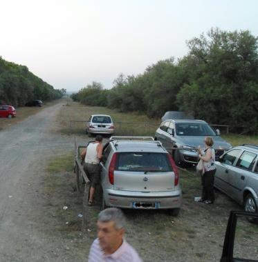 Il parcheggio accanto al camping e, sopra, il trenino 