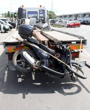 Quello che resta dello scooter dopo lo schianto    