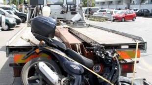 Quello che resta dello scooter dopo lo schianto