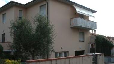 Qui sopra la casa di Simona Alessandroni alle Quattro Strade A destra l’auto dopo il rogo e sotto un vigile che fa una multa