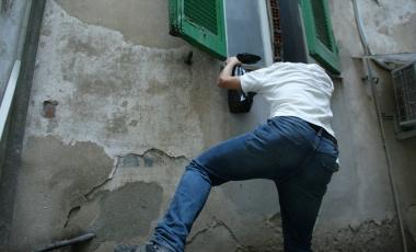 Un ladro in azione; alla Losanga i malviventi hanno rubato per ben due volte nel giro di pochi giorni