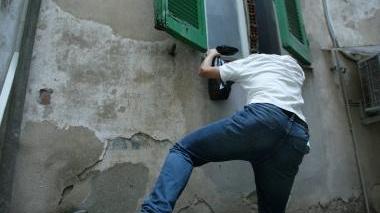 Un ladro in azione; alla Losanga i malviventi hanno rubato per ben due volte nel giro di pochi giorni