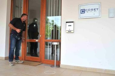 La porta dingresso della Coset con i due fori di proiettile 