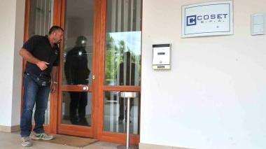 La porta d’ingresso della Coset con i due fori di proiettile