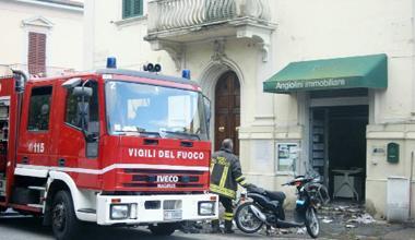 Sfondano la vetrina e incendianouna immobiliare sul Viale Carducci