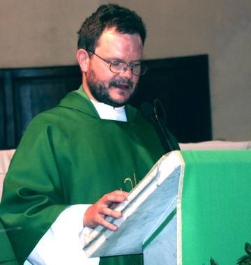 Don Janusz Wozniak durante la prima messa nella chiesa di Vada 