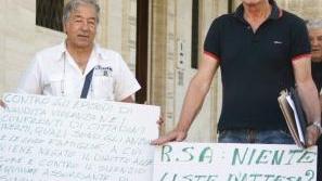 Una protesta dell’Aduc: a destra Gianfranco Mannini