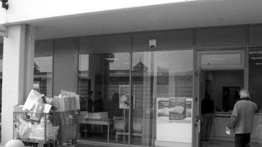 L’esterno dell’ufficio postale di via Foscolo