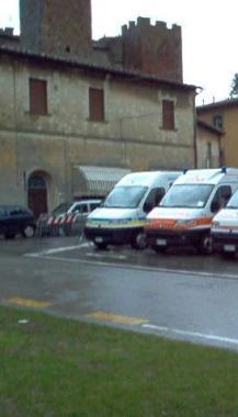 Cercansi quattro giovani