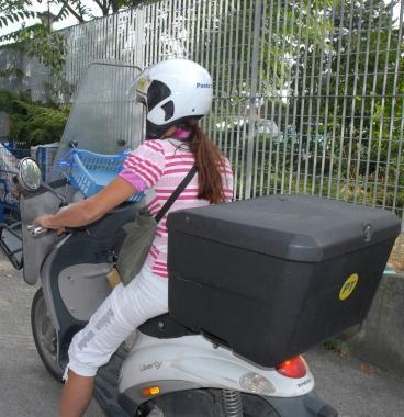 Una portalettere al lavoro 