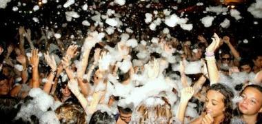 <b>SCHIUMA PARTY </b>con Megawatt stasera in piazza Dante  