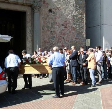 Larrivo del feretro in chiesa   
