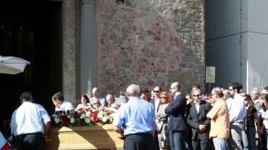 L’arrivo del feretro in chiesa